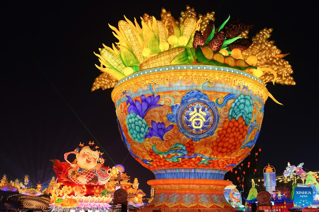 31st Zigong Int'l Dinosaur Lantern Show kicks off