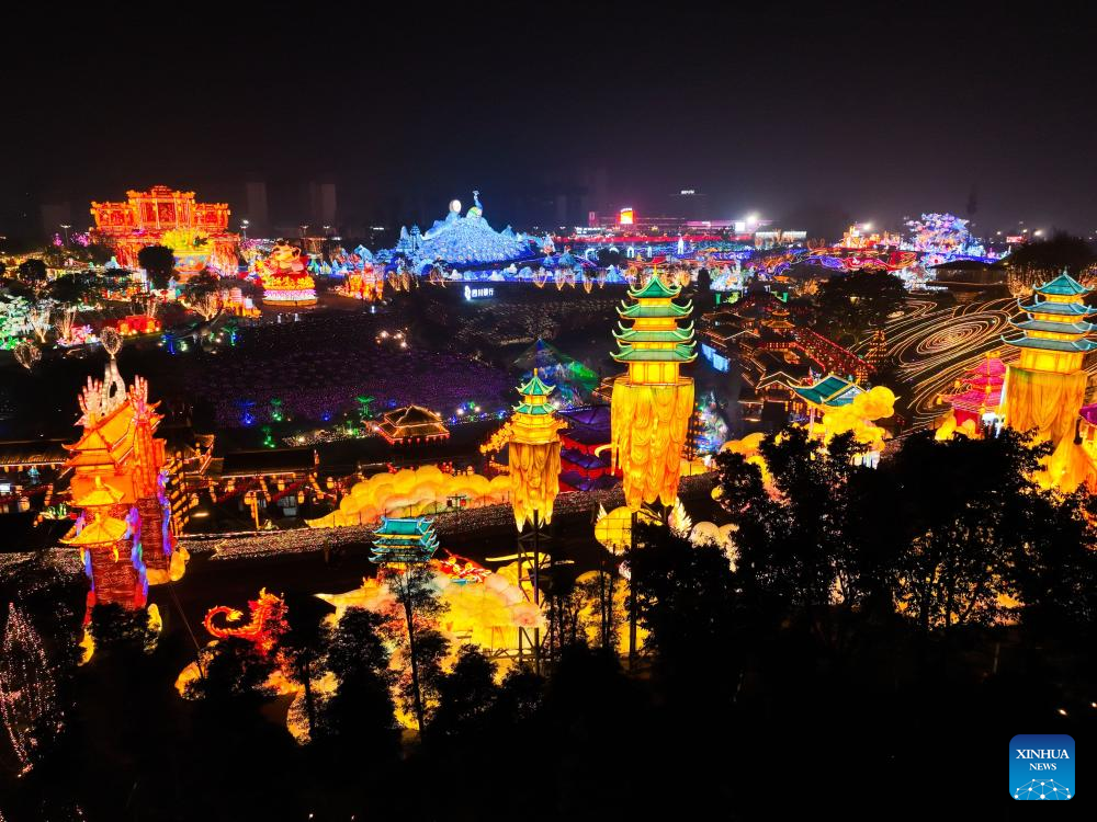31st Zigong Int'l Dinosaur Lantern Show kicks off