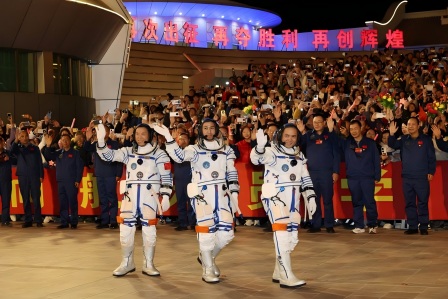 神舟二十一号航天员在太空向“中国航天日”致以问候(1).jpg