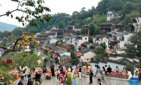 游客在中国东部江西省婺源县黄陵风景区游玩。_副本.jpg
