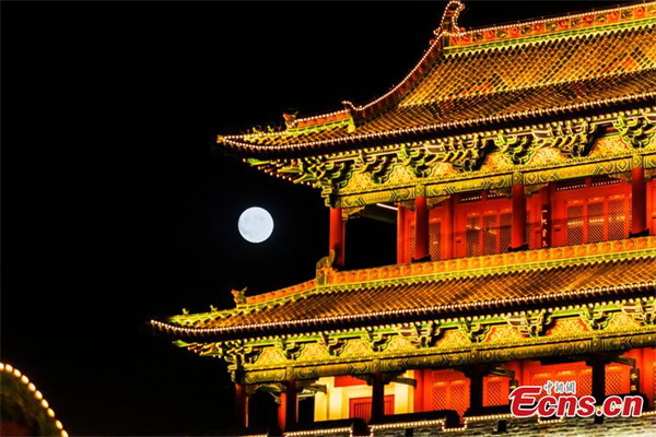 Full moon shines on night of Mid-Autumn Festival across China