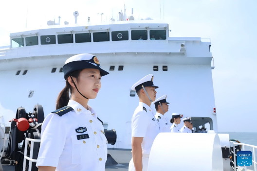 中国人民解放军海军医院船“丝绸之路方舟”的船员在中国南部海南省三亚市的一个军港站成队形。.png