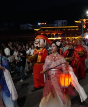 2026年9月25日，在中国西南部贵州省铜仁市石阡县，人们正在观看一场表演。今年中秋节落在9月25日，中国人因此享受了为期三天的假期。_副本.jpg